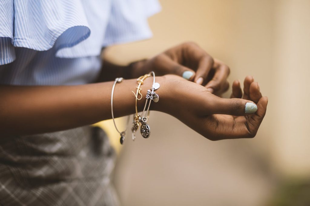 Persoonlijke sieraden de charme van een ketting met naam en een stijlvolle damesarmband